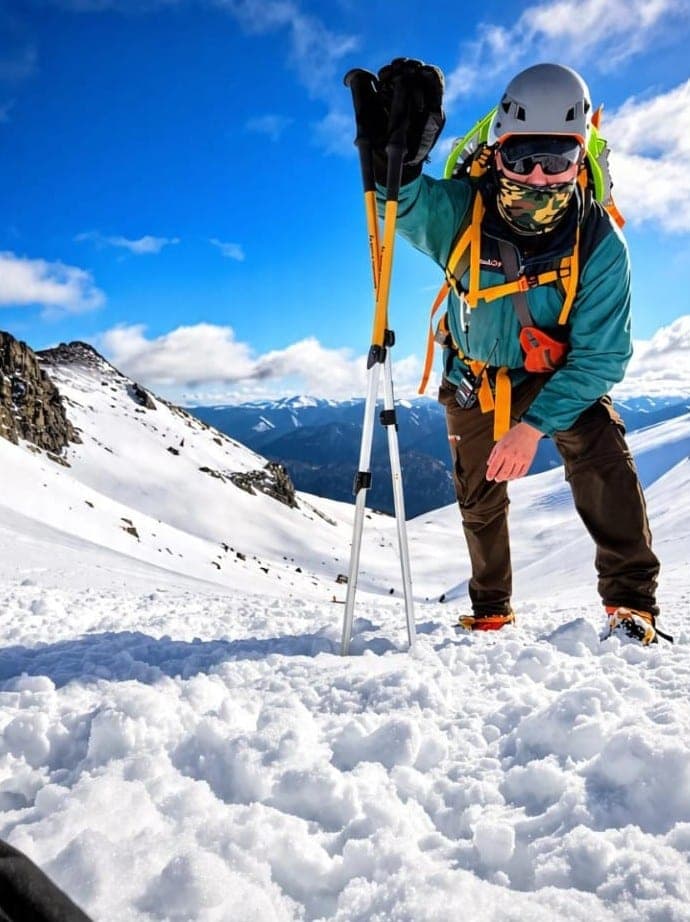 Ronal Molina de pie en la nieve con sus bastones